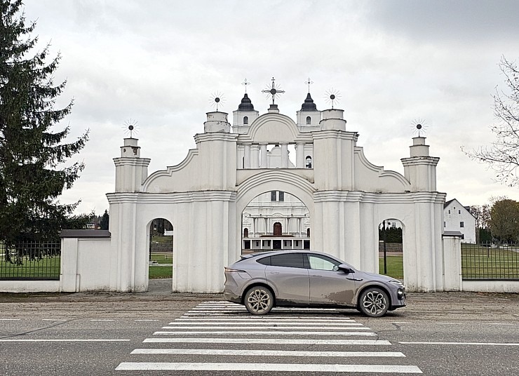 Ar 486 zirgspēku jaudīgo « Xpeng G6 » dodamies uz Latgales laukiem. Sadarbībā ar Autobrava 380983