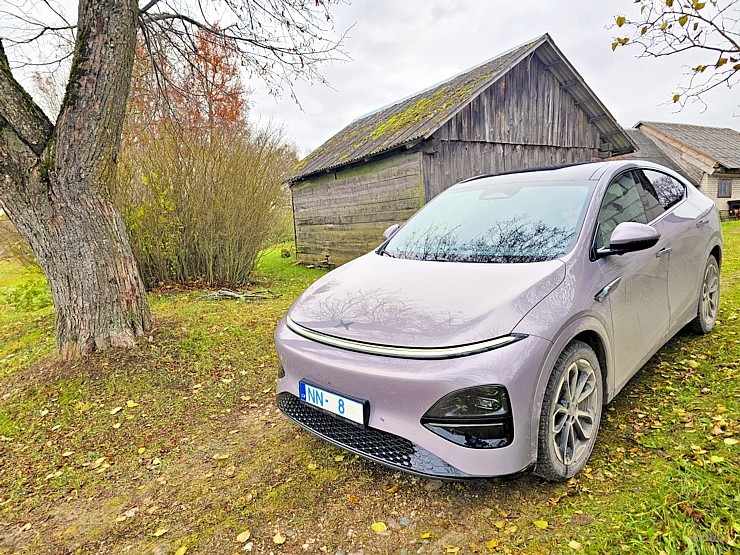 Ar 486 zirgspēku jaudīgo « Xpeng G6 » dodamies uz Latgales laukiem. Sadarbībā ar Autobrava 380987