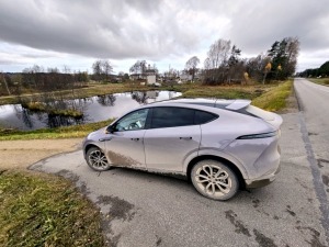 Ar 486 zirgspēku jaudīgo « Xpeng G6 » dodamies uz Latgales laukiem. Sadarbībā ar Autobrava 10