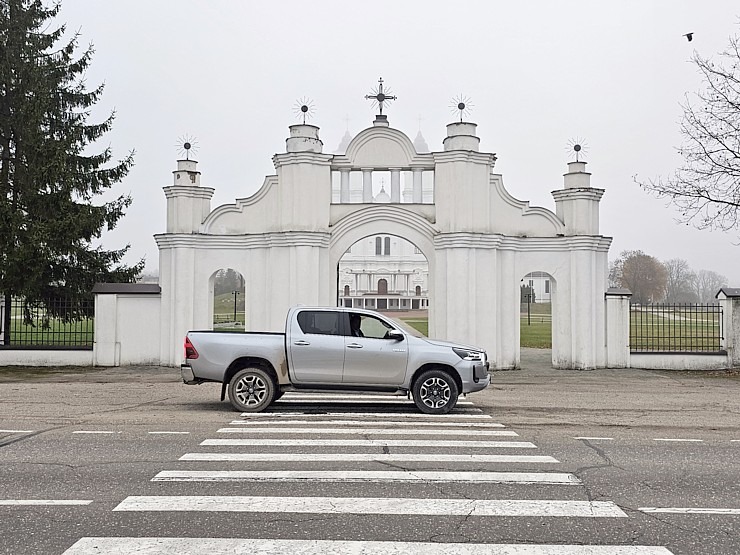Sadarbībā ar auto nomu «SIXT Latvija» apceļojam Latviju - Toyota Hilux no 53 eiro dienā 381108