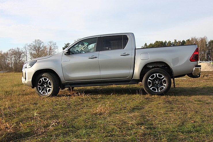 Sadarbībā ar auto nomu «SIXT Latvija» apceļojam Latviju - Toyota Hilux no 53 eiro dienā 381117