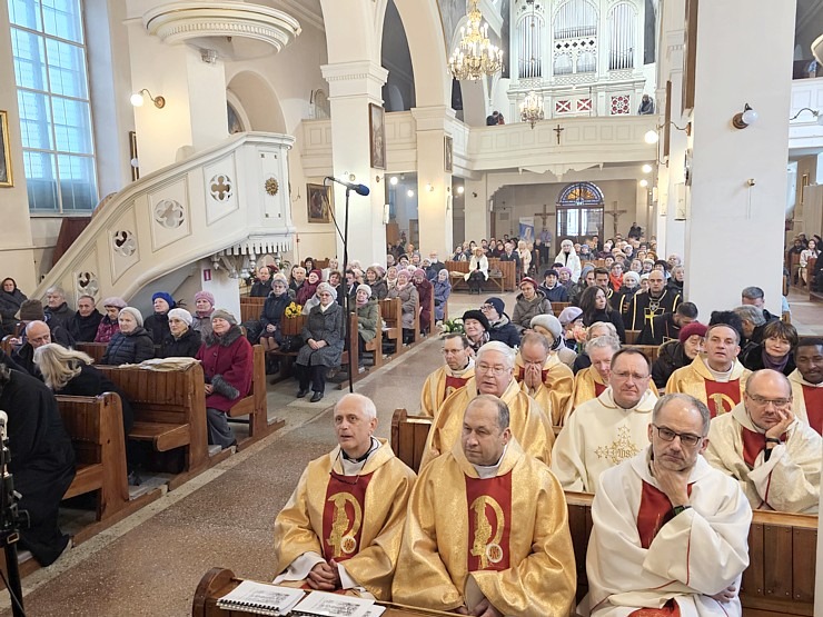 Katoļu kardināls Jānis Pujats kopā ar kristiešiem svin savu 95. dzimšanas dienu 381381