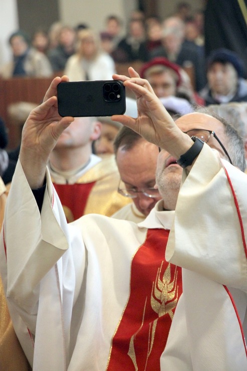 Katoļu kardināls Jānis Pujats kopā ar kristiešiem svin savu 95. dzimšanas dienu 381394