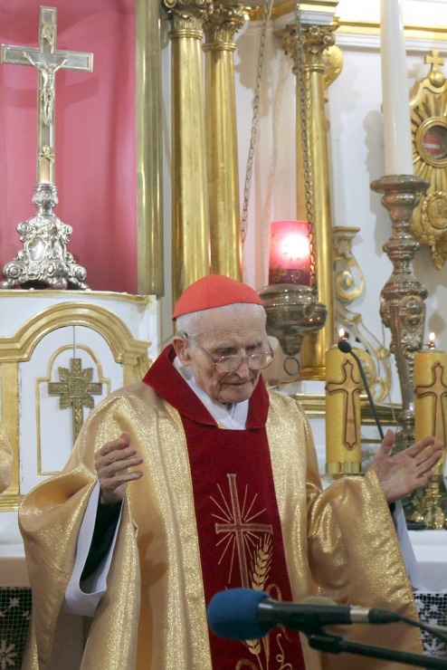 Katoļu kardināls Jānis Pujats kopā ar kristiešiem svin savu 95. dzimšanas dienu 381414