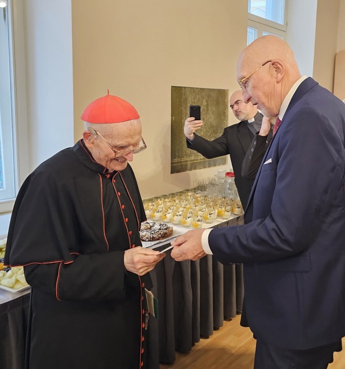 Katoļu kardināls Jānis Pujats kopā ar kristiešiem svin savu 95. dzimšanas dienu 381453