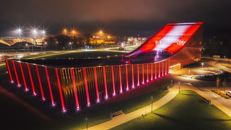 Svētku nedēļas vakaros Ventspils iemirdzas patriotiskās krāsās 381466