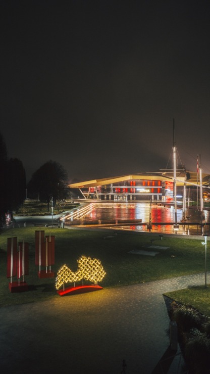 Svētku nedēļas vakaros Ventspils iemirdzas patriotiskās krāsās 381469