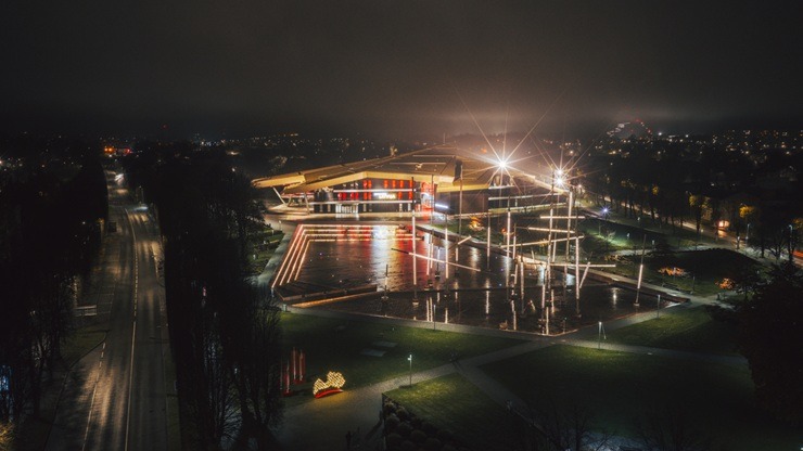 Svētku nedēļas vakaros Ventspils iemirdzas patriotiskās krāsās 381471