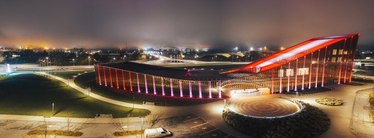 Svētku nedēļas vakaros Ventspils iemirdzas patriotiskās krāsās 381458