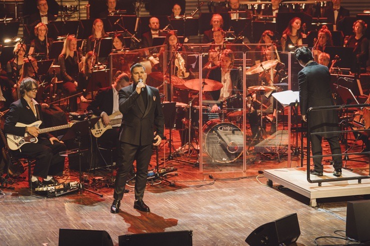 Latvijas mūzikas zvaigznes «Lielajā dzintarā» uzbur saviļņojošu valsts svētku noskaņu 381511