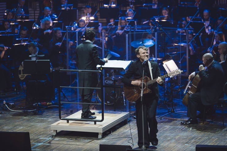 Latvijas mūzikas zvaigznes «Lielajā dzintarā» uzbur saviļņojošu valsts svētku noskaņu 381512