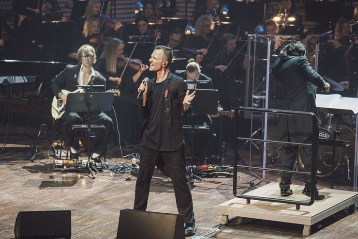 Latvijas mūzikas zvaigznes «Lielajā dzintarā» uzbur saviļņojošu valsts svētku noskaņu 381514