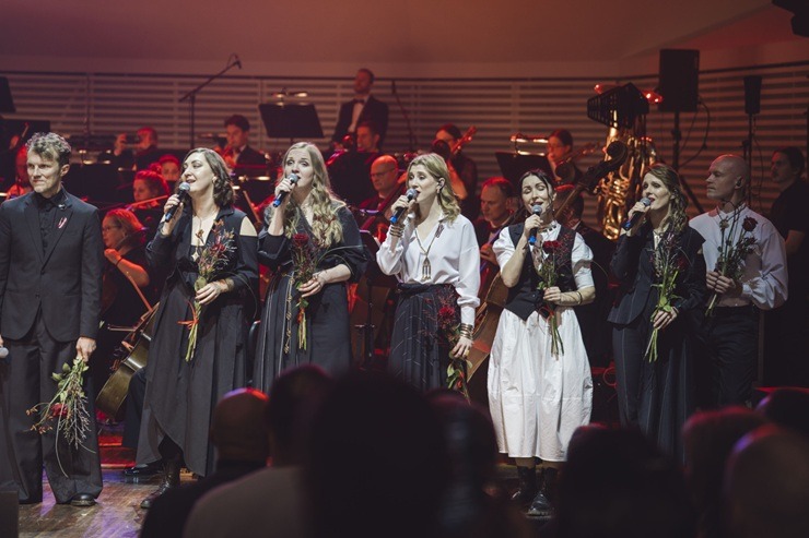 Latvijas mūzikas zvaigznes «Lielajā dzintarā» uzbur saviļņojošu valsts svētku noskaņu 381516