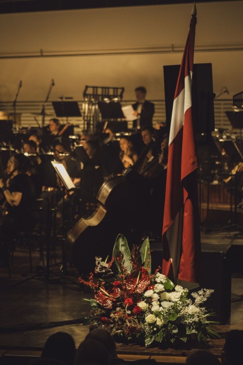 Latvijas mūzikas zvaigznes «Lielajā dzintarā» uzbur saviļņojošu valsts svētku noskaņu 381503