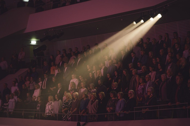 Latvijas mūzikas zvaigznes «Lielajā dzintarā» uzbur saviļņojošu valsts svētku noskaņu 381504