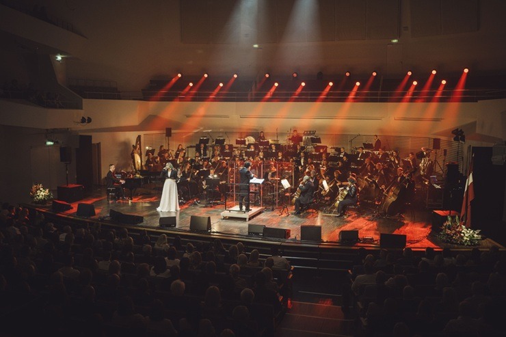 Latvijas mūzikas zvaigznes «Lielajā dzintarā» uzbur saviļņojošu valsts svētku noskaņu 381505