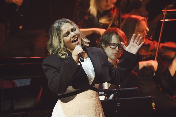 Latvijas mūzikas zvaigznes «Lielajā dzintarā» uzbur saviļņojošu valsts svētku noskaņu 381506