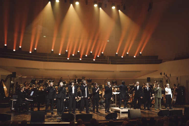 Latvijas mūzikas zvaigznes «Lielajā dzintarā» uzbur saviļņojošu valsts svētku noskaņu 381507