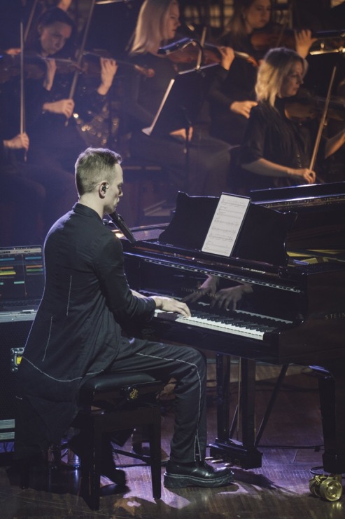 Latvijas mūzikas zvaigznes «Lielajā dzintarā» uzbur saviļņojošu valsts svētku noskaņu 381509