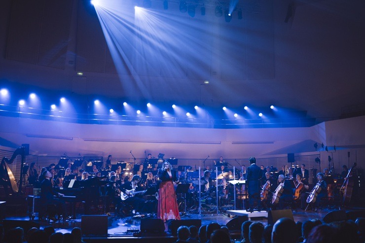 Latvijas mūzikas zvaigznes «Lielajā dzintarā» uzbur saviļņojošu valsts svētku noskaņu 381510