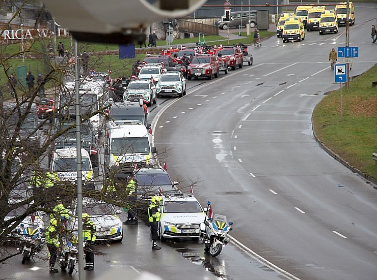 Skatām Latvijas proklamēšanas 107. gadadienai veltīto militāro parādi 381526