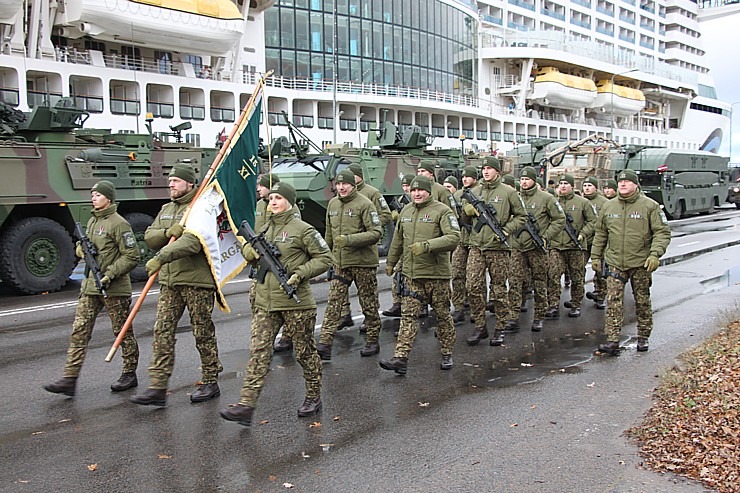 Skatām Latvijas proklamēšanas 107. gadadienai veltīto militāro parādi 381528