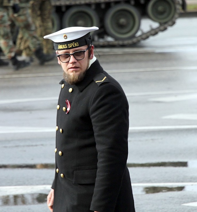 Skatām Latvijas proklamēšanas 107. gadadienai veltīto militāro parādi 381529