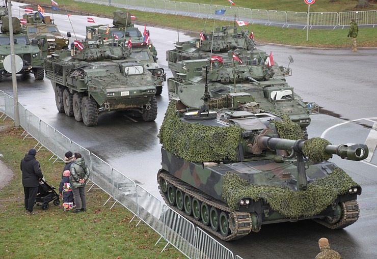 Skatām Latvijas proklamēšanas 107. gadadienai veltīto militāro parādi 381532