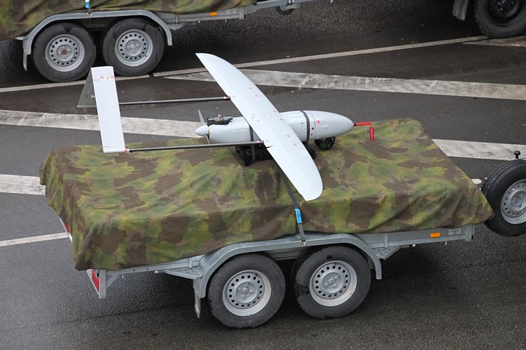 Skatām Latvijas proklamēšanas 107. gadadienai veltīto militāro parādi 381535