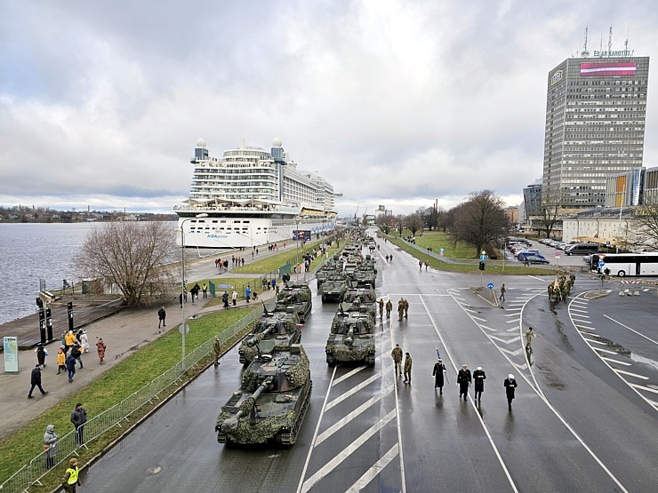 Skatām Latvijas proklamēšanas 107. gadadienai veltīto militāro parādi 381518