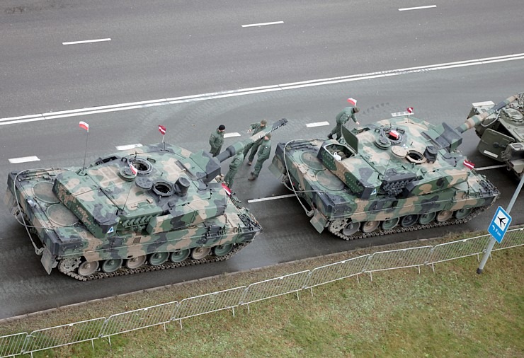 Skatām Latvijas proklamēšanas 107. gadadienai veltīto militāro parādi 381536