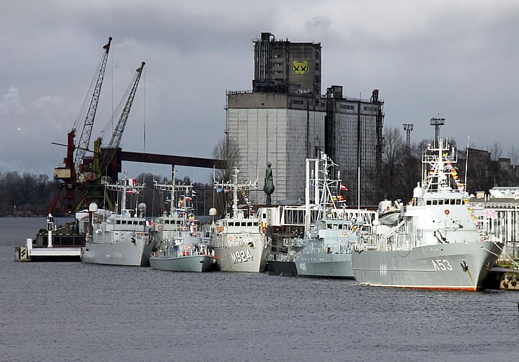 Skatām Latvijas proklamēšanas 107. gadadienai veltīto militāro parādi 381538