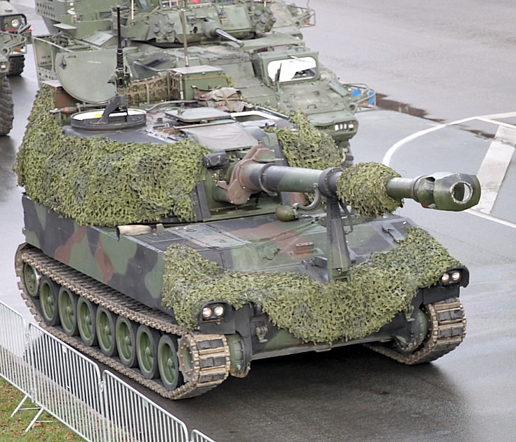 Skatām Latvijas proklamēšanas 107. gadadienai veltīto militāro parādi 381539