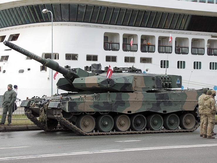 Skatām Latvijas proklamēšanas 107. gadadienai veltīto militāro parādi 381543