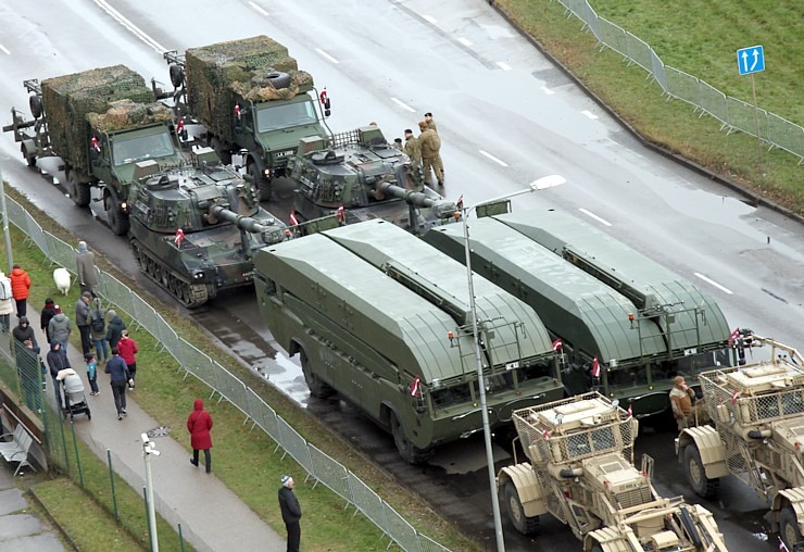 Skatām Latvijas proklamēšanas 107. gadadienai veltīto militāro parādi 381545