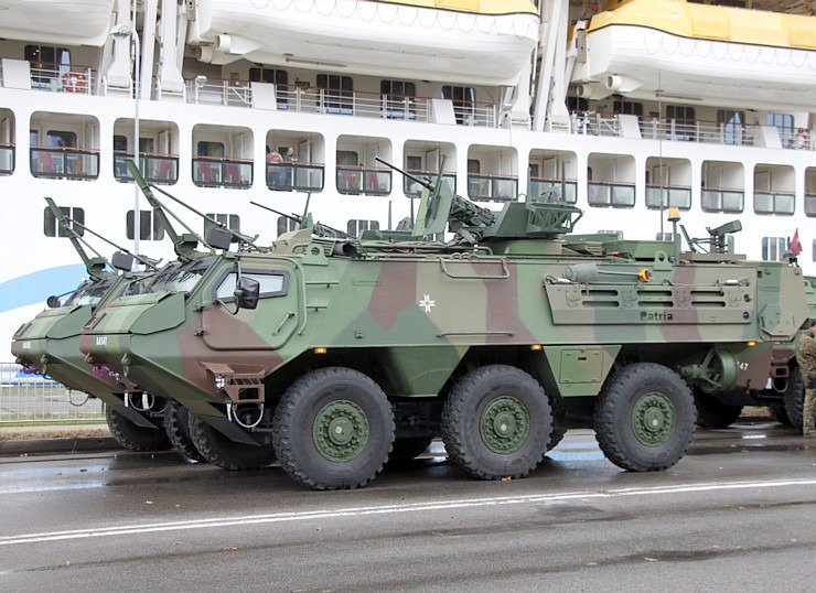 Skatām Latvijas proklamēšanas 107. gadadienai veltīto militāro parādi 381546