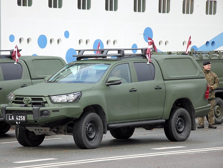 Skatām Latvijas proklamēšanas 107. gadadienai veltīto militāro parādi 381548