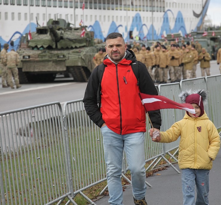 Skatām Latvijas proklamēšanas 107. gadadienai veltīto militāro parādi 381550