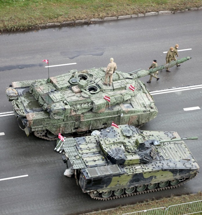 Skatām Latvijas proklamēšanas 107. gadadienai veltīto militāro parādi 381551