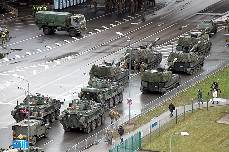 Skatām Latvijas proklamēšanas 107. gadadienai veltīto militāro parādi 381520