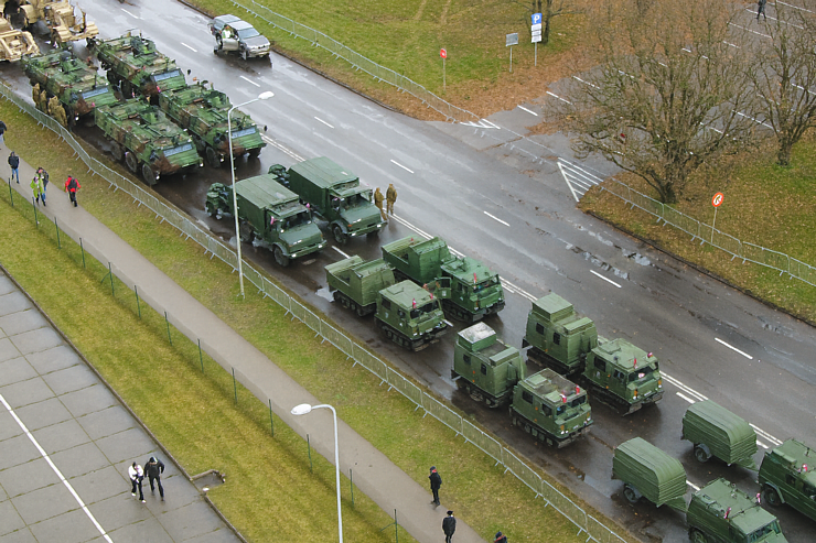 Skatām Latvijas proklamēšanas 107. gadadienai veltīto militāro parādi 381522