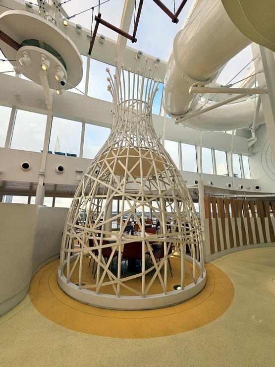 Valsts svētku laikā Rīgas ostā pirmoreiz viesojas Vācijas «AIDA Cruises» kuģis «AIDAprima» 381601