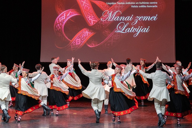 Lieli un mazi dejotāji Liepājā dejo Latvijai 381654