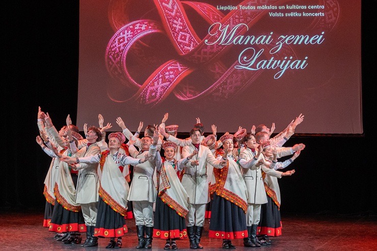 Lieli un mazi dejotāji Liepājā dejo Latvijai 381656