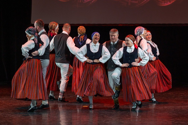 Lieli un mazi dejotāji Liepājā dejo Latvijai 381644