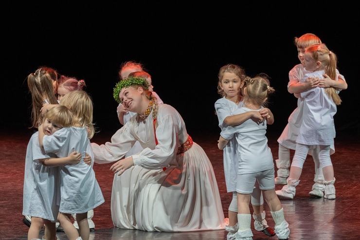 Lieli un mazi dejotāji Liepājā dejo Latvijai 381647