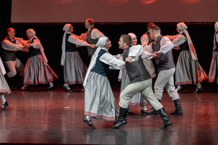 Lieli un mazi dejotāji Liepājā dejo Latvijai 381648