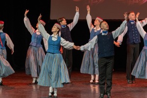 Lieli un mazi dejotāji Liepājā dejo Latvijai 10