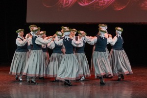 Lieli un mazi dejotāji Liepājā dejo Latvijai 11