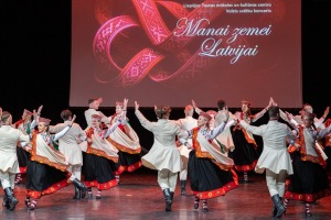 Lieli un mazi dejotāji Liepājā dejo Latvijai 13